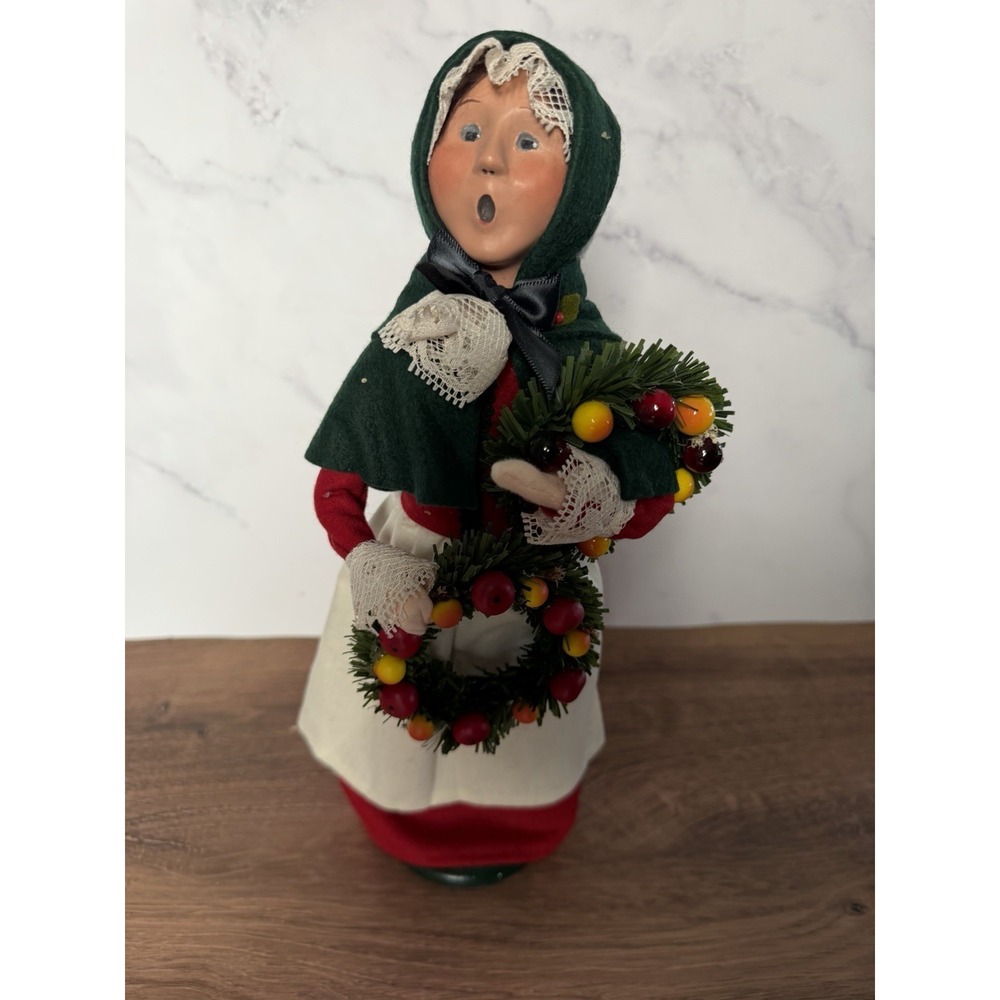 Byers Choice Williamsburg Holiday At Home Woman 2 Wreaths Fruit Greenery 2009
